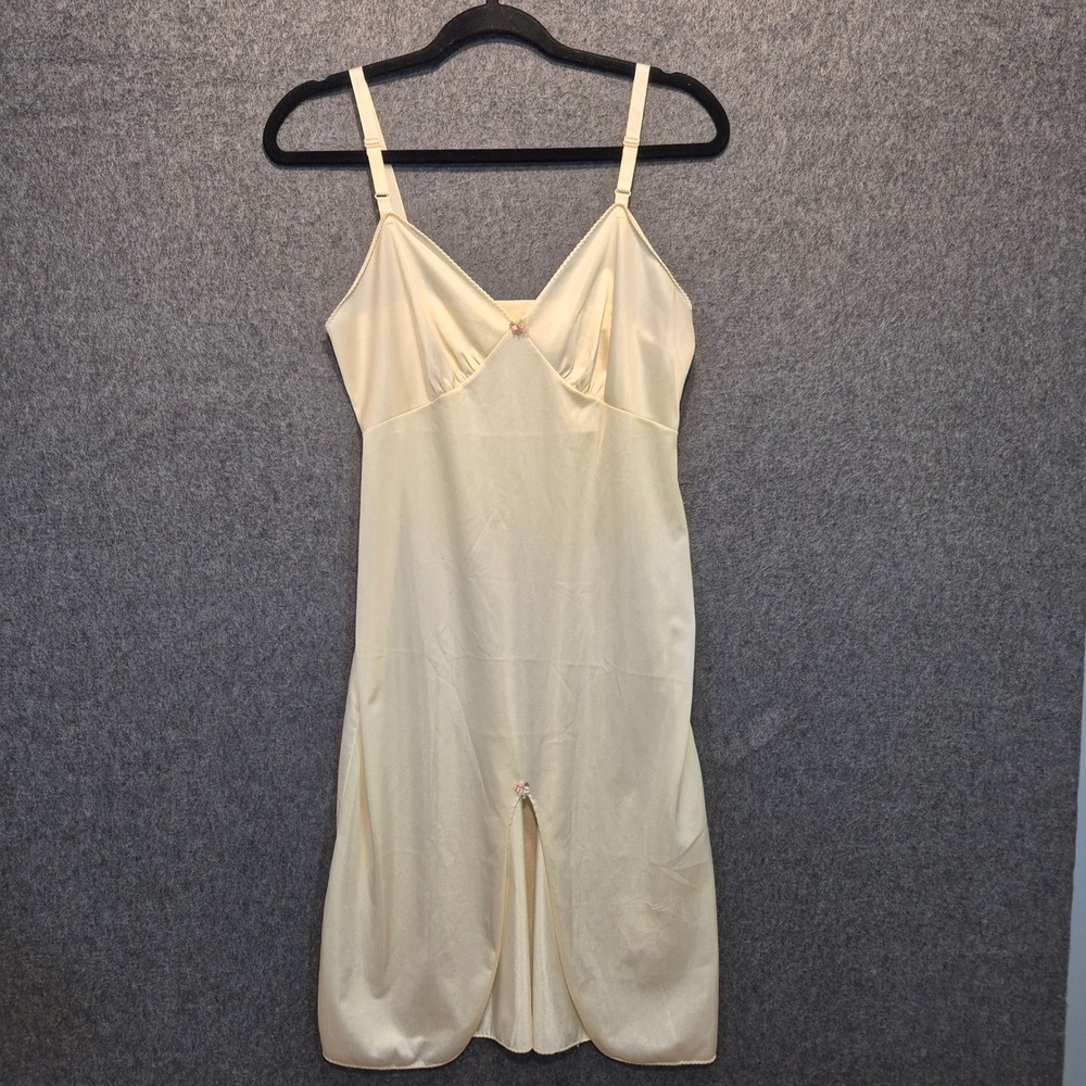 Vintage Pale Yellow Sz 34 Full Slip With Front Slit And Rosette Accents **Flaw**